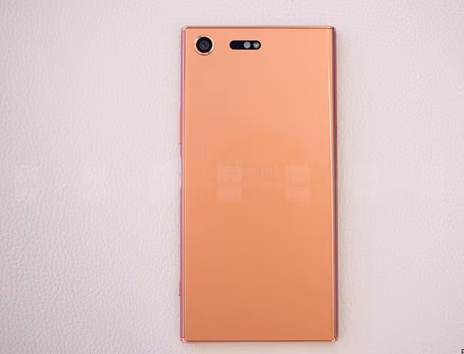 Mỹ là một thị trường mà Sony hướng tới khi website chính thức của Sony tại Mỹ đã đăng tải hình ảnh smartphone mang màu sắc mới này. Xperia XZ Premium được dự đoán sẽ lên kệ vào tháng 5 tới.
