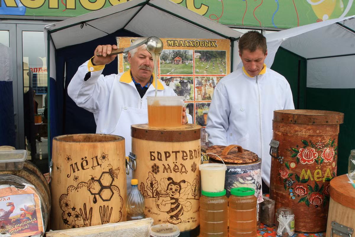 Mật ong Bashkir được kiểm nghiệm lâu năm từ các vườn ong thuộc khu vực sinh thái sạch của vùng Bashkortostan. Mật ong chính của Bashkiria là từ hoa bồ đề. Sản phẩm có giá bán khoảng 223 USD (hơn 5 triệu đồng)/kg. Ảnh: Pravitelstvorb.