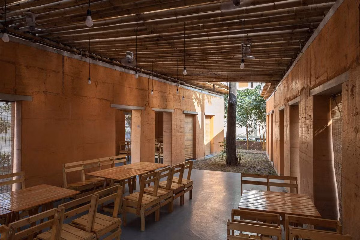 Nội thất màu nâu phù hợp với màu đất và mái tre. Ảnh: Archdaily.