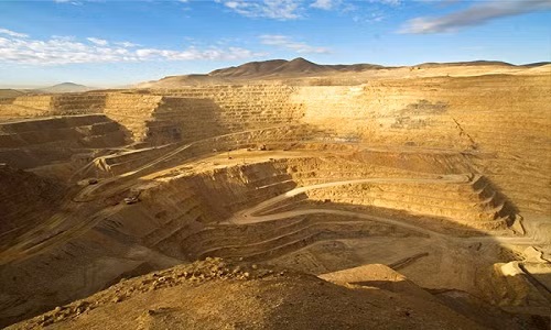 Mỏ vàng Cortez nằm tại bang Nevada, Mỹ thuộc quyền sở hữu của tập đoàn Barrick Gold. Sử dụng tới 4.000 công nhân, dự kiến đến năm 2020 công ty Barrick khai thác khoảng 300. 000 ounces vàng mỗi năm, thu về 153 triệu USD. Ảnh: Mining.