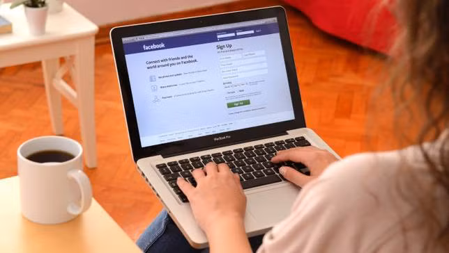 Sử dụng Facebook quá nhiều không chỉ khiến bạn dành ít thời gian cho người thân mà còn khiến họ buồn phiền khi bạn coi trọng bạn bè "ảo" hơn những gì trước mắt. Ảnh: Mnn.