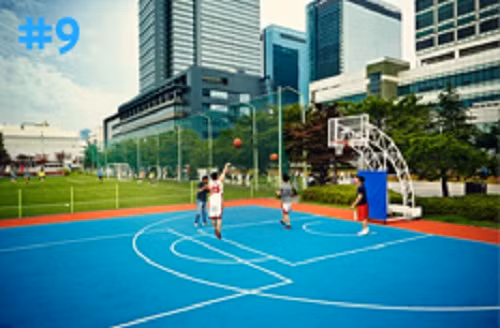 Khuôn viên trụ sở chính có 10 sân bóng rổ, 4 sân cầu lông, 3 sân bóng đá và hai sân bóng chày.