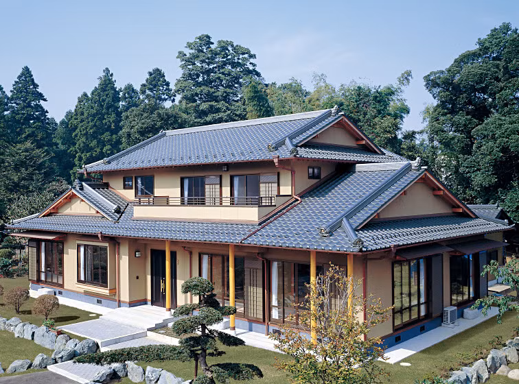 Mẫu biệt thự nổi bật với phần mái cầu kỳ và hệ thống cửa hiện đại. Ảnh: Phongthuyhoangtra.