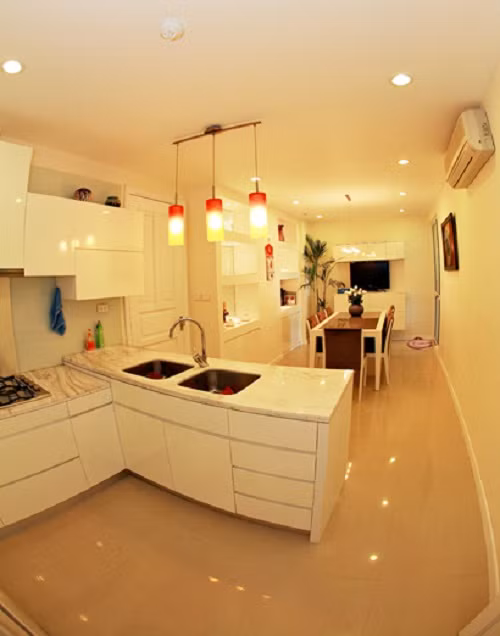 Trái ngược với vẻ trang nhã đồng quê của Mỹ Linh, phòng bếp nhà "chuồn chuồn ớt" Ngọc Khuê lại cực kì hiện đại và bắt mắt. Với tông màu trắng chủ đạo kết hợp hệ thống đèn thông minh đã tạo nên một căn bếp hiện đại và sang trọng. Ngọc Khuê còn sử dụng nhũng món đồ trang trí màu rực rỡ như màu đỏ tương phản với màu trắng của sơn tường khiến căn bếp trở nên sinh động.