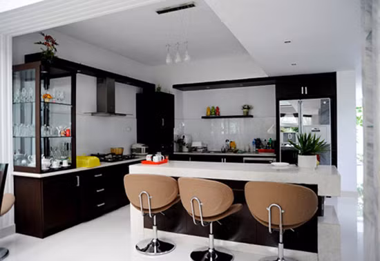 Bộ bàn ăn phong cách Châu Âu kết hợp quầy bar mang đến vẻ đẹp trang trọng khó cưỡng cho căn bếp.