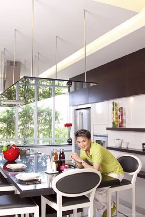 Đàm Vĩnh Hưng chọn phong cách ấn tượng, quý phái cho căn bếp hiện đại trong căn penthouse triệu đô của mình. Ông hoàng nhạc Việt vẫn luôn ưa thích gam màu trắng, ngay cả trong phòng bếp. Từ nội thất cho đến đồ trang trí, Mr. Đàm đều chọn hàng cao cấp khiến căn bếp toát lên vẻ sang trọng, quý phái.