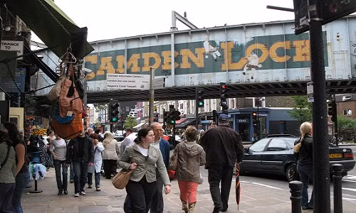 Được mở từ năm 1974, khu mua sắm Camden Lock Market nổi tiếng với hơn 1.000 gian hàng và thu hút khoảng 28 triệu người tới tham quan mỗi năm. Ảnh: Londontown.