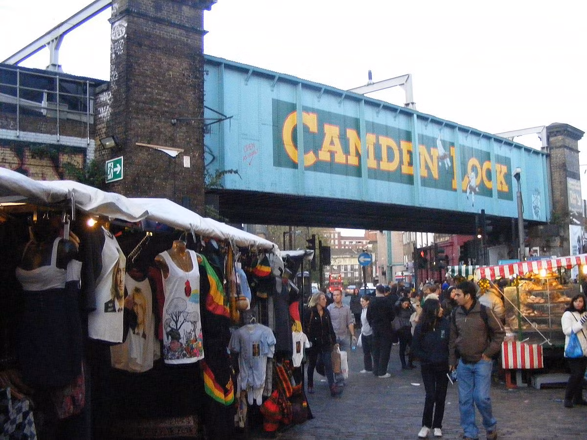 Đến nay, khu mua sắm Camden Lock Market đã là khu chợ lớn nhất tại London. Ảnh: Wiki.