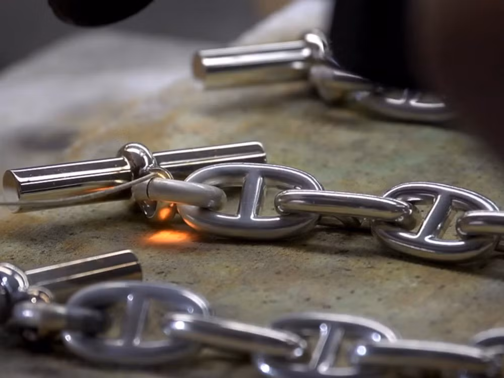 Dây xích làm quai túi cũng được hàn thủ công. Ảnh: Business Insider.