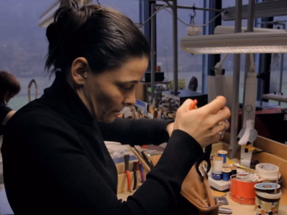 Mỗi tháng nhà máy chỉ xuất xưởng được khoảng 15 chiếc túi Hermes. Ảnh: Business Insider.