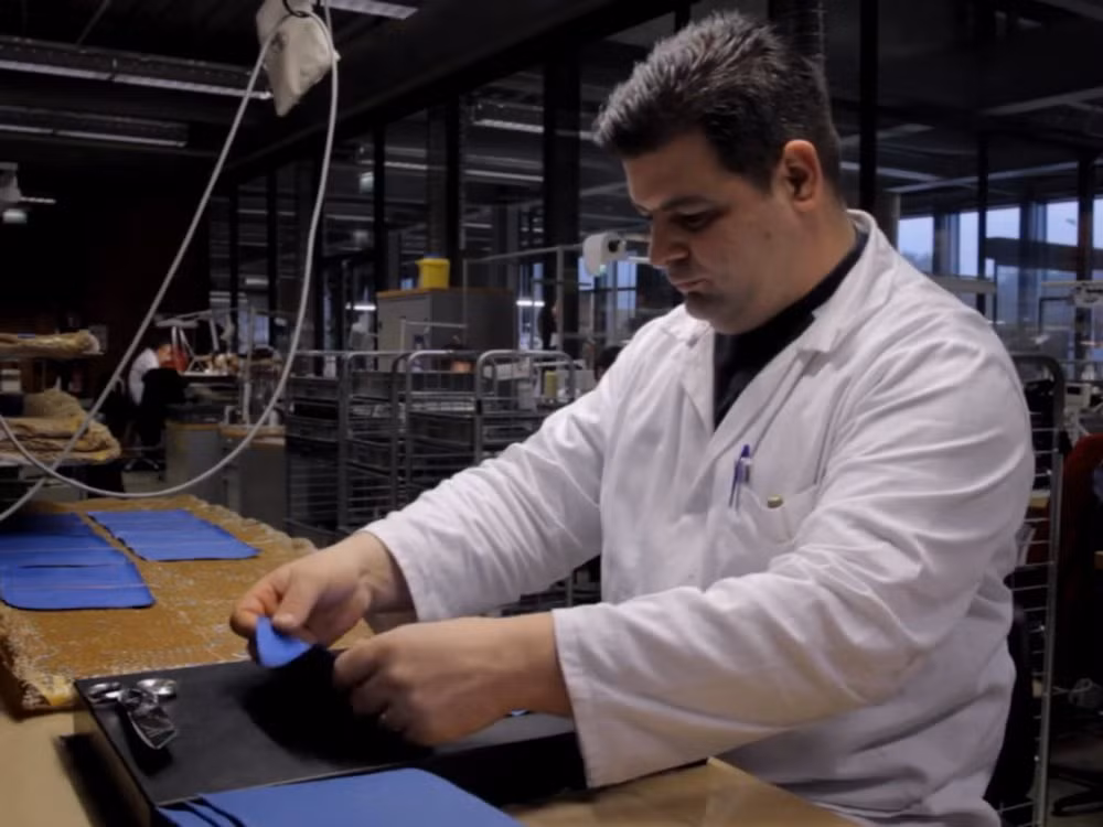 Công đoạn làm mịn bề mặt da cá sấu. Ảnh: Business Insider.