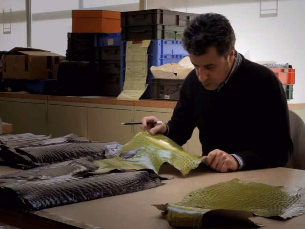 Một thợ khác kiểm tra lại điểm chưa hoàn hảo trên miếng da. Ảnh: Business Insider.