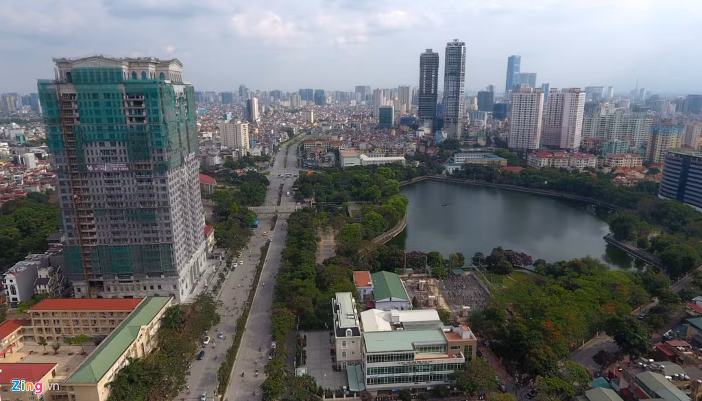 Vào khoảng cuối năm 2009, Tân Hoàng Minh khởi công dự án tại Nguyễn Văn Huyên với tuyên bố chất lượng hạng sang, đạt tiêu chuẩn quốc tế, nhiều chi tiết được dát vàng 24K.