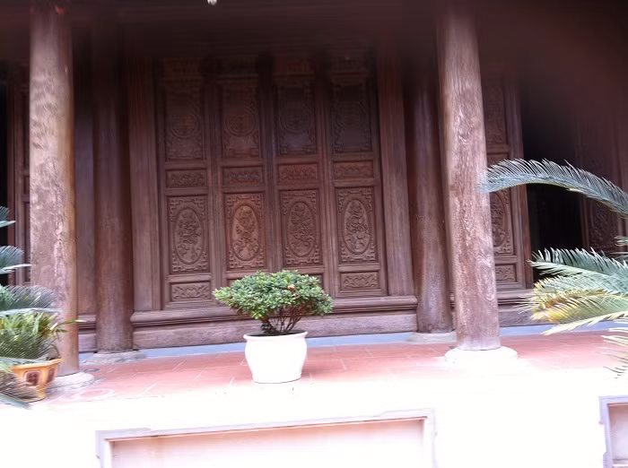 Hệ thống cửa bằng gỗ lim bề thế và chắc chắn.