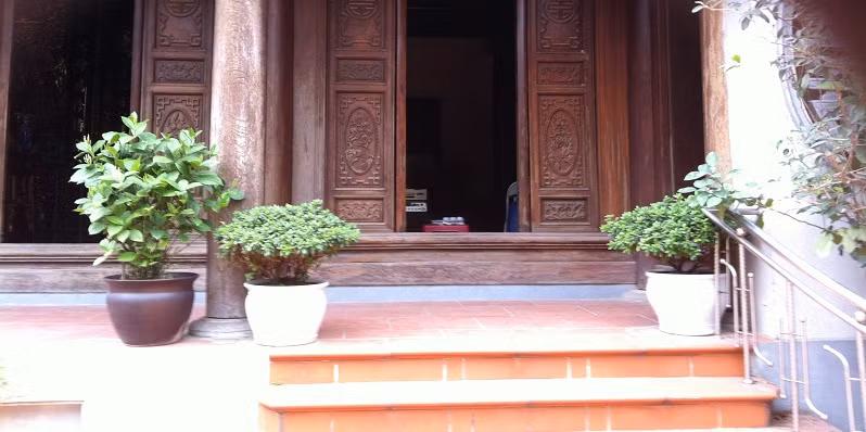 Bậc thềm cao, hiên rộng, thân cột lớn phần nào thể hiện sự giàu có và sung túc của gia chủ.