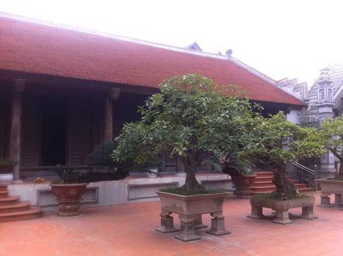 Nhà được xây theo kiến trúc truyền thống đặc trưng của vùng đồng bằng bắc bộ 5 gian 2 chái.