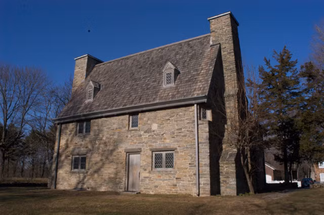 Được xây vào năm 1639, căn nhà Henry Whitfield tại Connecticut trở thành ngôi nhà đá cổ nhất nước Anh. Ảnh: New England.