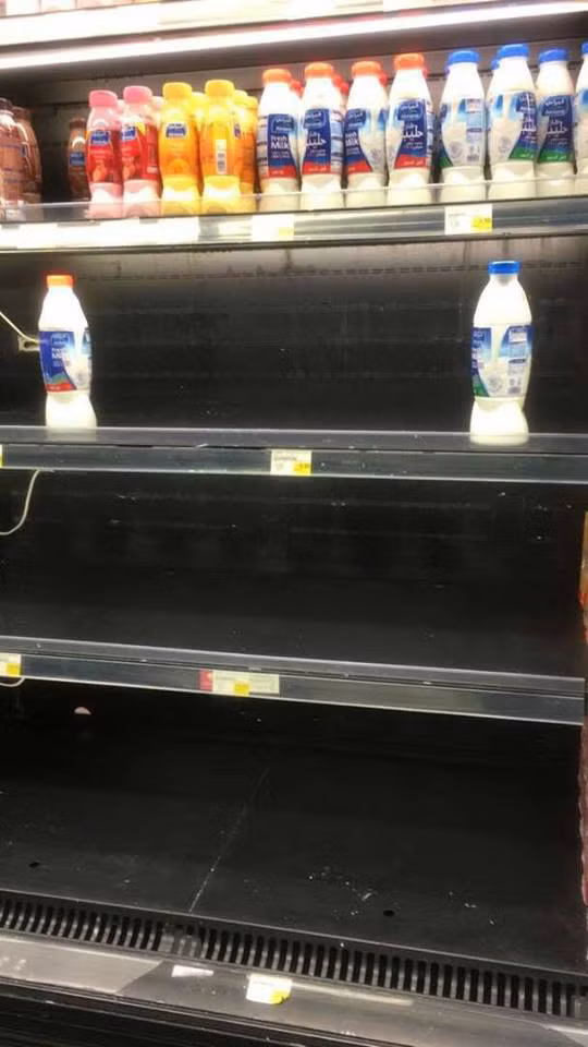 Chính vì thế, mấy ngày nay, những quầy hàng siêu thị ở Qatar luôn trong tình trạng trống trơn. Ảnh: Abs-cbn.