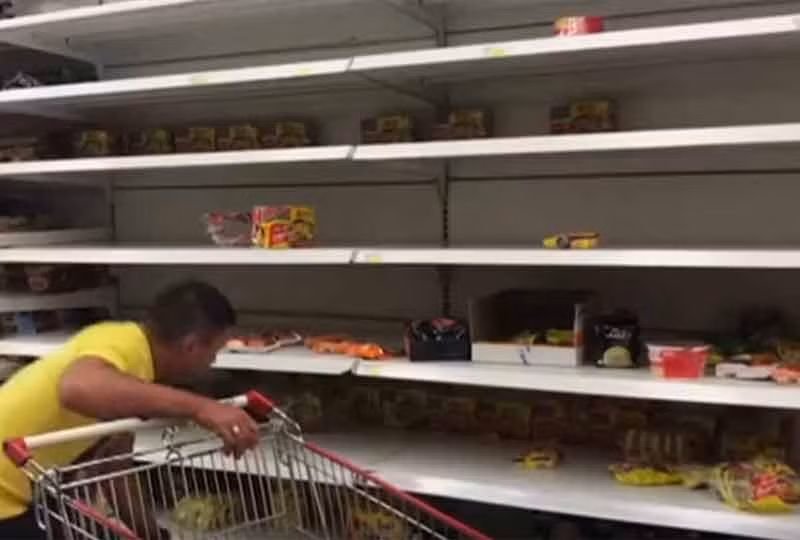 Vị khách đến muộn đang cố tìm một món hàng ưng ý. Ảnh: NewsBlaze.