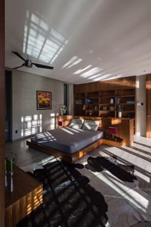 Phòng ngủ được đặt vào phía sau của khu đất.