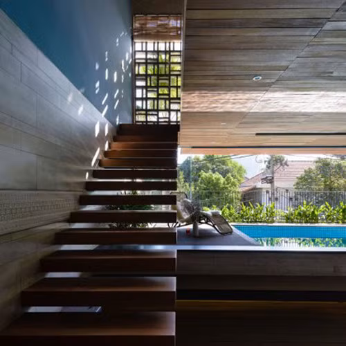 Cầu thang gỗ dài tạo sự thoải dốc tối đa.