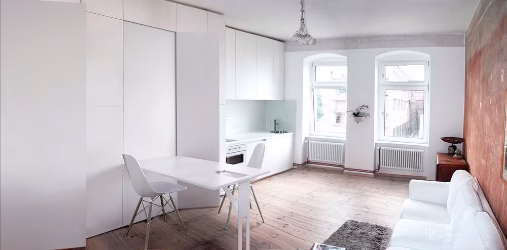 Bàn ăn tiết kiệm diện tích được hạ xuống từ tường khi có nhu cầu sử dụng.