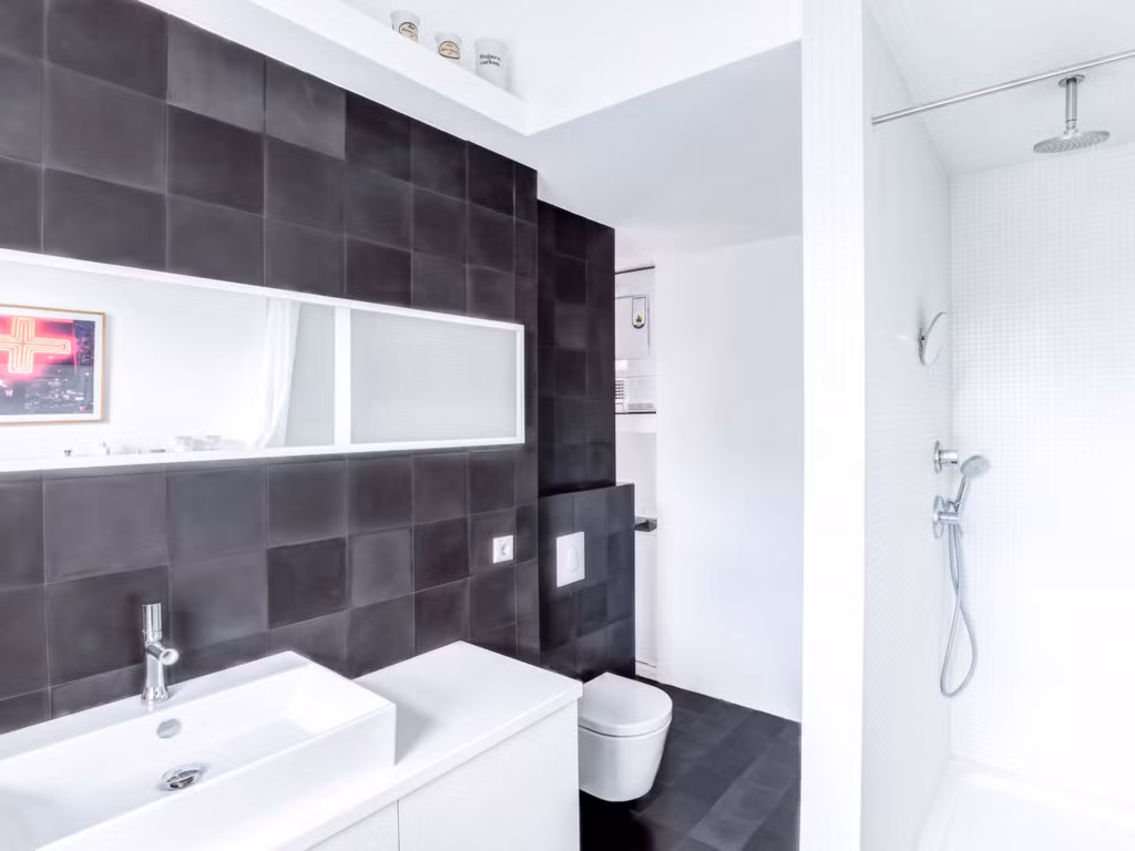 Phía sau cánh cửa nhỏ là công trình phụ khá rộng rãi và sang trọng.