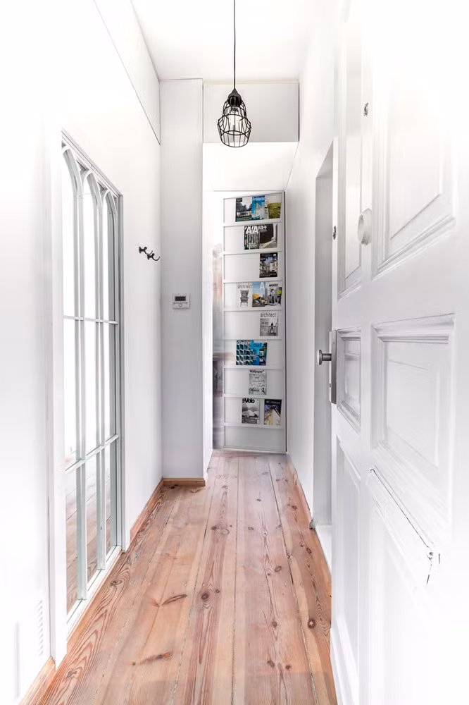 Cánh cửa xa hơn dẫn tới cửa ra vào, công trình phụ cho khách và một trong hai phòng ngủ.