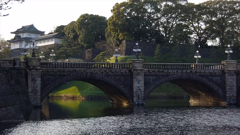  Hoàng cung Tokyo là nơi sinh sống của Nhật hoàng cùng gia đình. Trong khuôn viên Hoàng cung có Vườn Phía đông với không gian xanh mướt và yên bình. Ảnh: TripAdvisor.