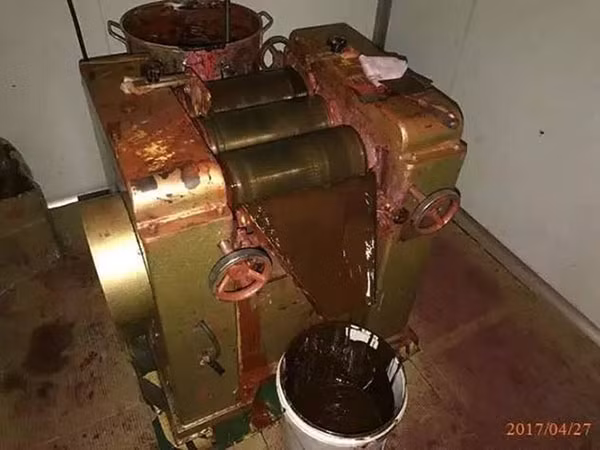 Máy làm son không thể mất vệ sinh hơn.