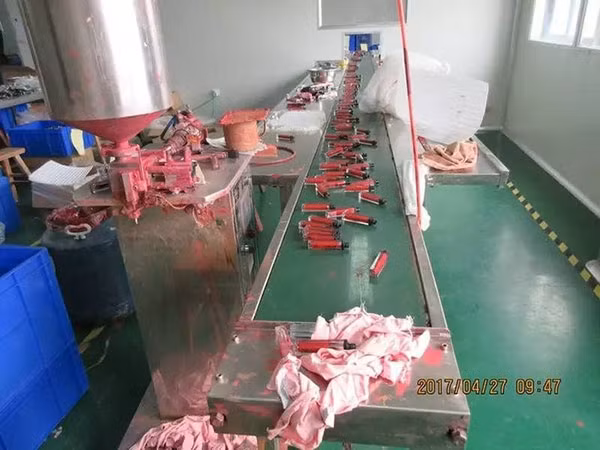 Dây chuyền sản xuất này đã tạo ra một lượng mỹ phẩm giả khổng lồ.