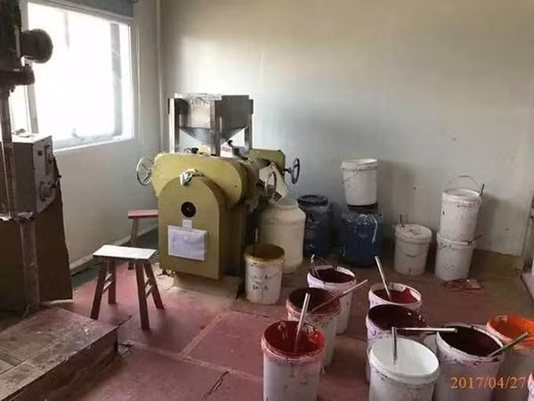 Thùng tạo màu bẩn thỉu đến ghê người.