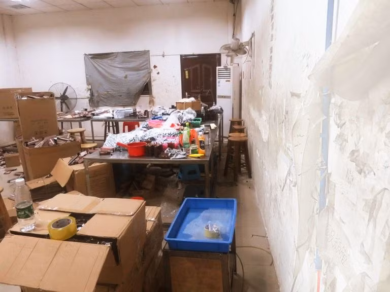 Quang cảnh sản xuất son giả đủ khiến nhiều người sợ hãi.