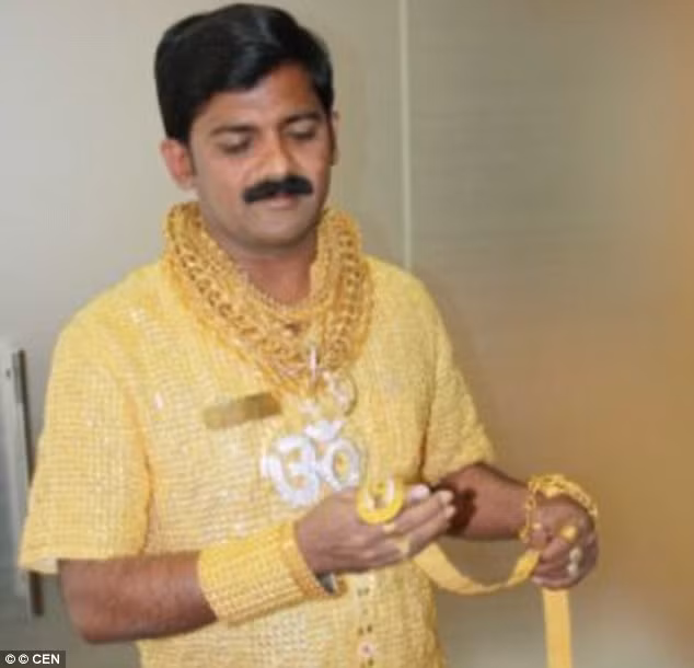 Không chỉ có áo, Datta Phuge còn đeo rất nhiều phụ kiện bằng vàng trên người. Ảnh: The Indian Express.