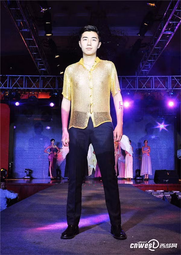 Còn đây là chiếc áo bằng vàng của một chàng người mẫu ở Tây An, Trung Quốc. Hơn 30 thợ thủ công đã phải mất hơn ba tháng để hoàn thành chiếc áo vàng nặng 3kg, trị giá hơn 1 triệu nhân dân tệ. Ảnh: People.