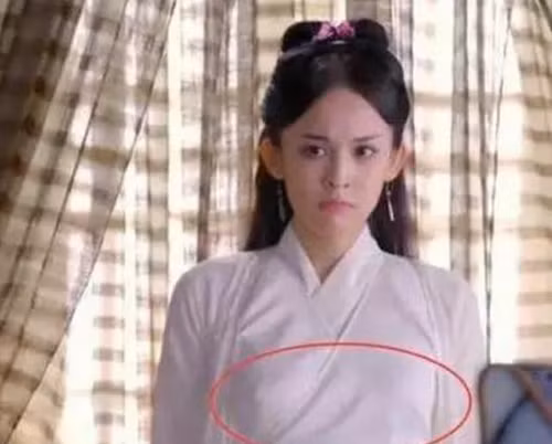 Trước đó, Cổ Lực Na Trát cũng bị soi lỗi... "quên" diện nội y khi đóng phim cổ trang. Hình ảnh trong phim "Sơn Hải Kinh"