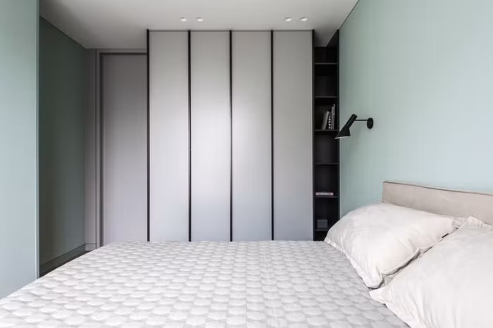 Căn phòng nghỉ ngơi được bố trí ở không gian riêng tư, tách biệt với các khu vực khác. Phòng ngủ với cách chọn màu sắc giản dị, nhẹ nhàng. Màu ghi xám được sử dụng như gam màu nhấn để bố trí cho tủ đựng đồ và chăn ga trải giường.