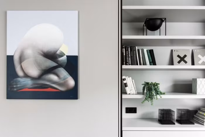 Mọi chi tiết trang trí tuy không có sự cầu kỳ nhưng vẫn đủ để tạo sức cuốn hút bởi vẻ đẹp ngay ngắn và nghệ thuật trong từng góc nhỏ.