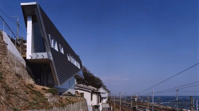 Nằm chênh vênh trên sườn đồi, ngôi nhà có thiết kế vô cùng độc đáo tại xứ sở hoa anh đào. Ảnh: Gizmodo.