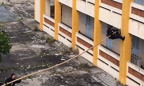 Bao Anh an tuong voi man dac nhiem VN treo tuong bang sao