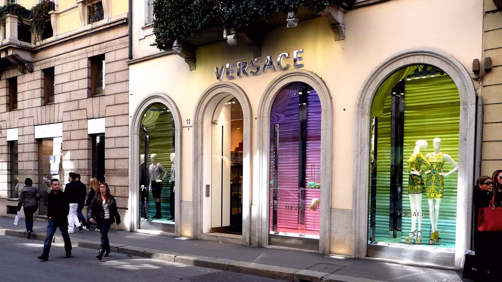 Thiên đường mua sắm Via Montenapoleone, Milan của Italia luôn cập nhật các xu hướng thời trang mới nhất của thế giới. Giá cho thuê tại đây khoảng 1.035 USD/foot vuông/năm. Ảnh: Flickr.