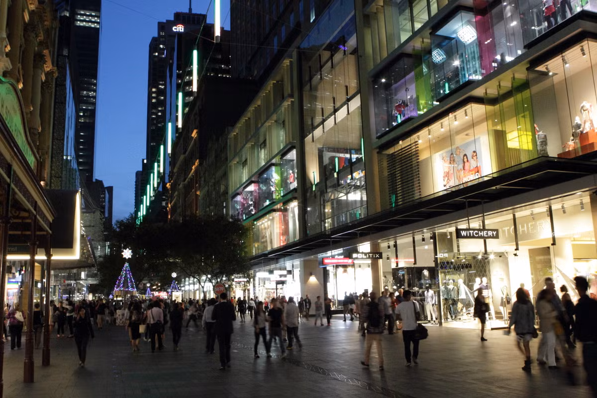 Nằm giữa Market Street và King Street, Pitt Street Mall là trung tâm mua sắm sầm uất của Sydney. Nhiều cửa hàng gắn liền với các thương hiệu tên tuổi trên thế giới như Myer, Glasshouse, David Jones, Sydney Arcade. Giá thuê trên phố khoảng 921 USD/foot vuông/năm. Ảnh: Ronstan.