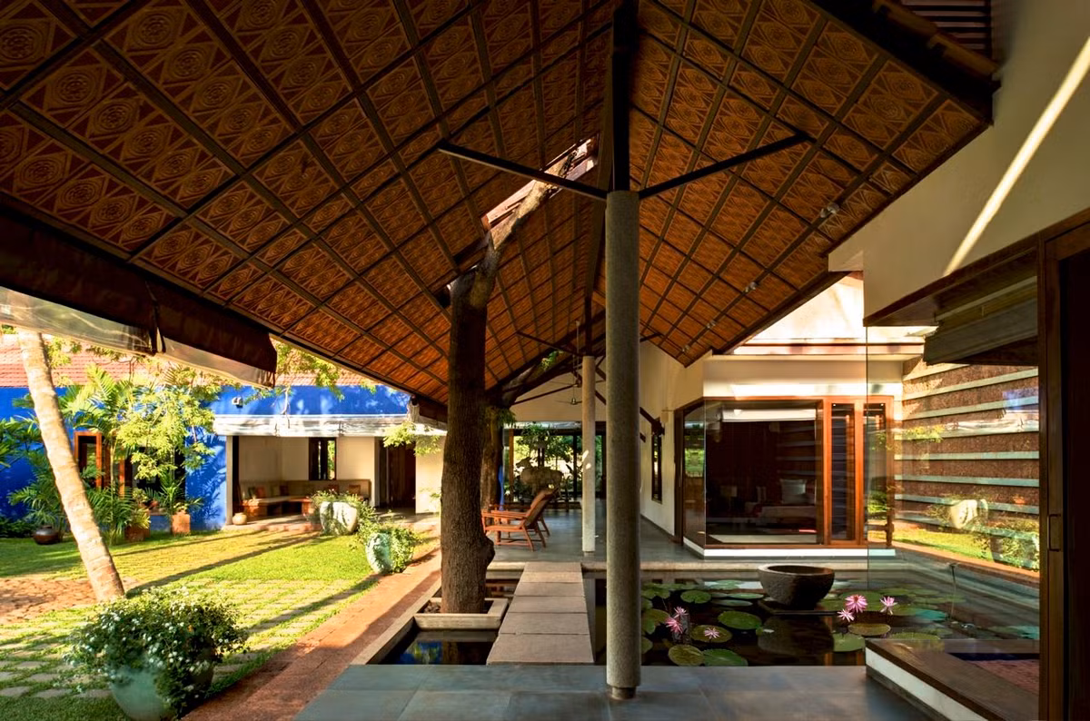 Cạnh đó là tiểu cảnh ao sen giúp không khí trong lành hơn.