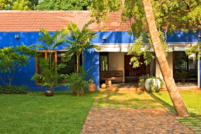 Trung tâm của ngôi nhà là không gian mở lớn với diện tích 278,71m2 được kết nối với các phòng và hàng hiên. Nguồn ảnh: Archdaily.