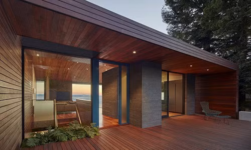 Từ tường nhà, trần cho đến sàn đều được ốp gỗ màu gợi nét đẹp cổ kính.