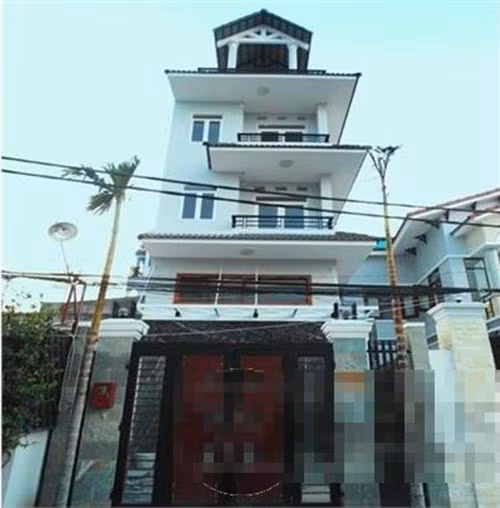 Ngôi nhà 3 tầng hiện đại, ban công các tầng đều có mái che. Ảnh: Zhouse.