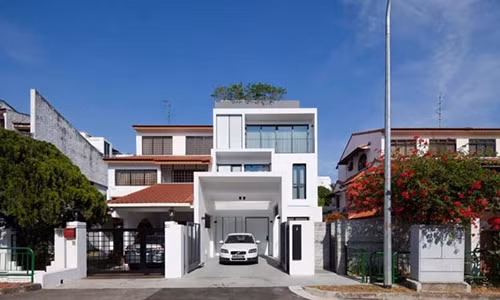 Ngôi nhà ấn tượng với màu trắng tinh khiết, được tô điểm bởi đường viền đen tương phản, nổi bật. Ảnh: Nhadep-nblog.