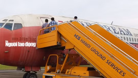 Cũng như đối với quy trình khai thác của một chuyến bay thông thường, chiếc Boeing 727-200 khi hạ cánh đều dựng thẳng lưng ghế, mở hết tấm che cửa sổ trong khoang hành khách. Điều khá bất ngờ là nội thất bên trong máy bay vẫn không bị biến dạng sau chừng đấy năm. Máy bay Boeing 727-200 là loại máy bay thân hẹp 1 lối đi, được thiết kế 6 hàng ghế vải bọc màu ghi, xám.