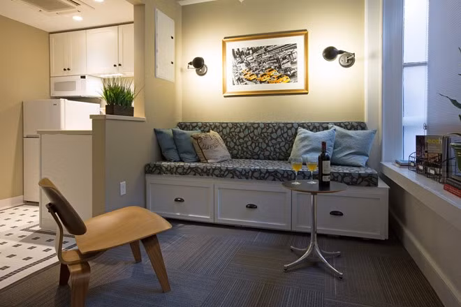 Ngoài các tiện nghi phòng khách, phòng bếp của căn hộ siêu nhỏ còn có tủ lạnh, lò vi sóng, bồn rửa và máy rửa bát nhưng không có bếp và lò nướng do cư dân không được khuyến khích sử dụng lửa. Với các món ăn không thể chế biến bằng lo vi sóng, cư dân có thể xuống các nhà hàng ở tầng 1.