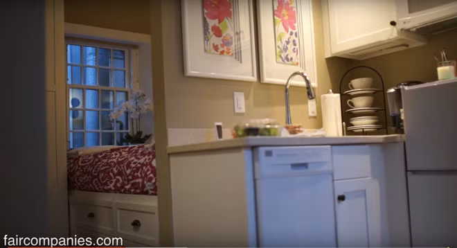 Toàn bộ không gian phòng bếp, phòng ngủ và phòng khách của căn hộ đều thông với nhau. Chủ đầu tư cũng không cho phép người thuê nhà lắp cửa ngăn cách vì luật xây dựng Mỹ không cho phép một căn hộ diện tích phòng ngủ quá nhỏ.